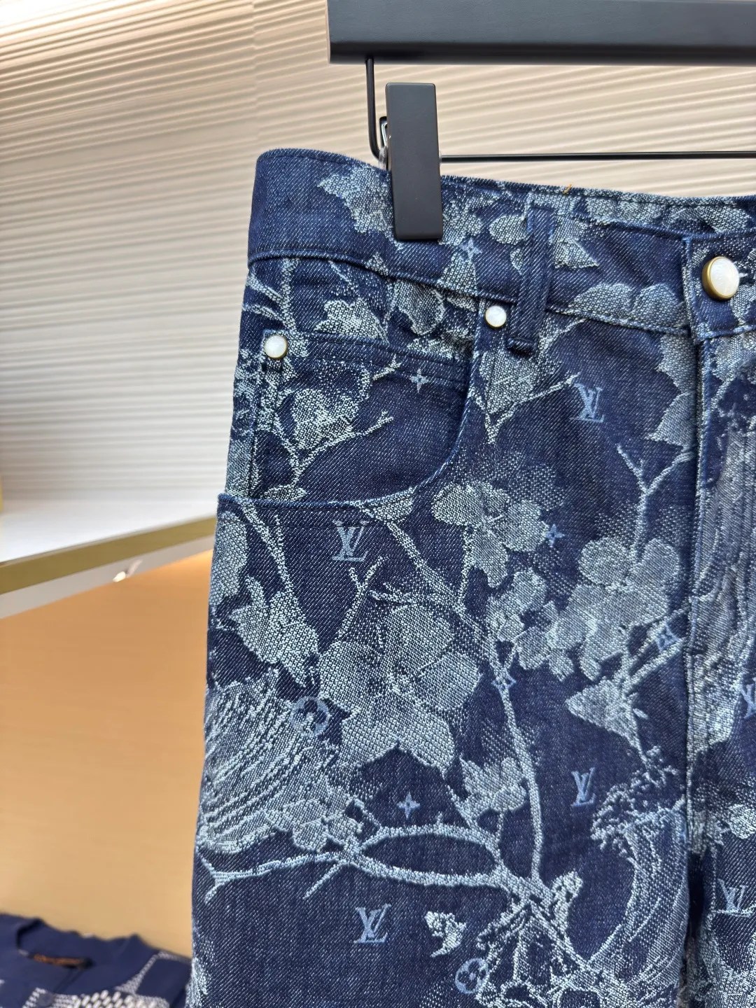 LOUIS VUITTON floral embroidered letter shorts ●Authentic product: Purchased and developed by 14299 ●Item number: 1680179-B15 ●Fabric: denim fabric ●Technology: jacquard production ●Version: fitted version ●Weight: about 540 grams ●Size: 30-32-34-36 ●Description: Made of customized cotton jacquard denim fabric, 100% cotton imported yarn, decorated with floral and surf pattern designs throughout, Monogram pattern is depicted on it, the jacquard is integrated with the fabric, and the placket is molded with customized pearlescent buttons with LV letter logo, truly 1:1 copy. The overall wiring is straight and delicate, the fabric is comfortable and soft, and the color is consistent without color difference. It can be matched with the same style to create a fashionable look and control various occasions. Customized accessories, complete with three standards, same style for men and women!
